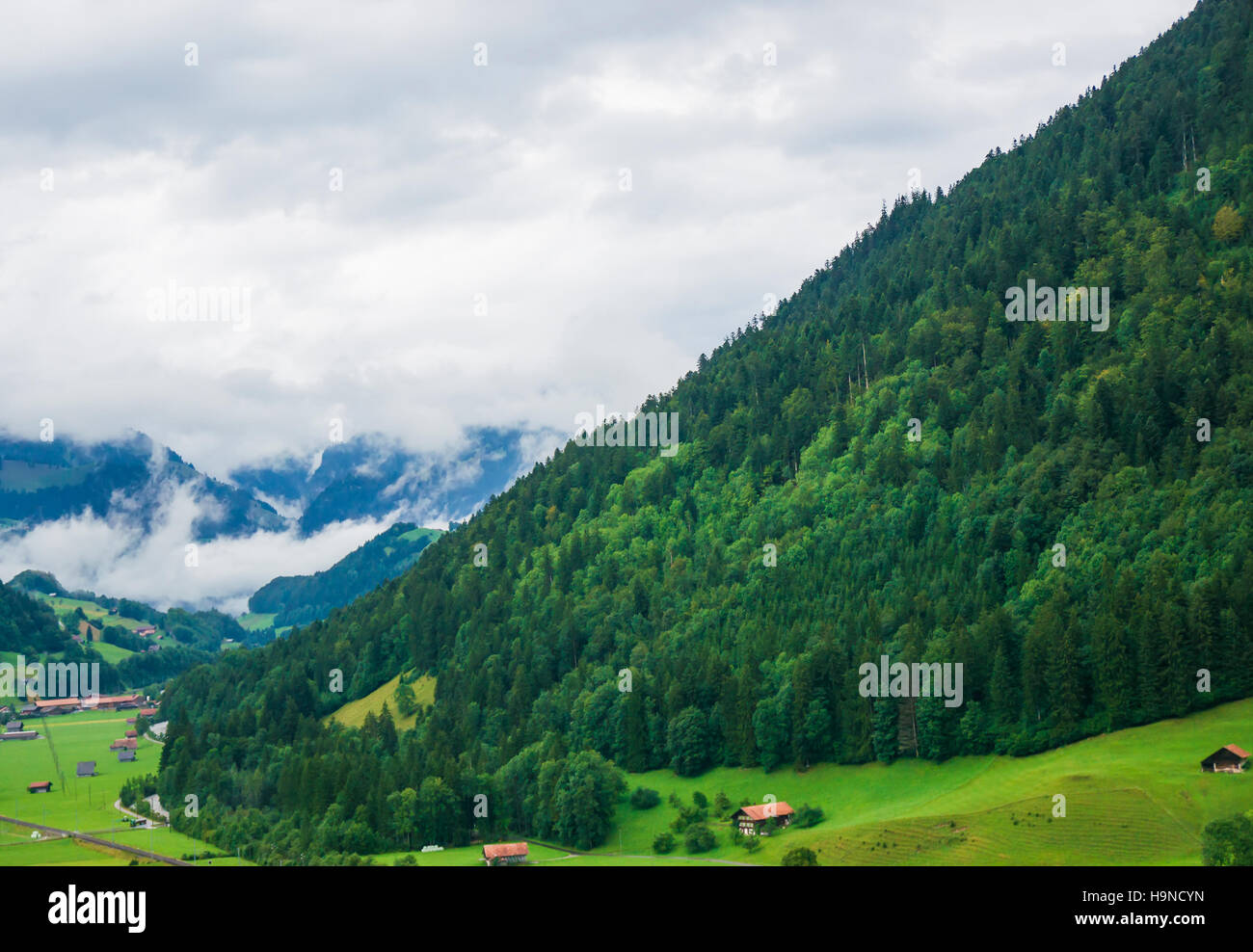 Ein Dorf in Boltigen und Schweizer Alpen am Jaun-Pass in Freiburg Schweiz. Stockfoto