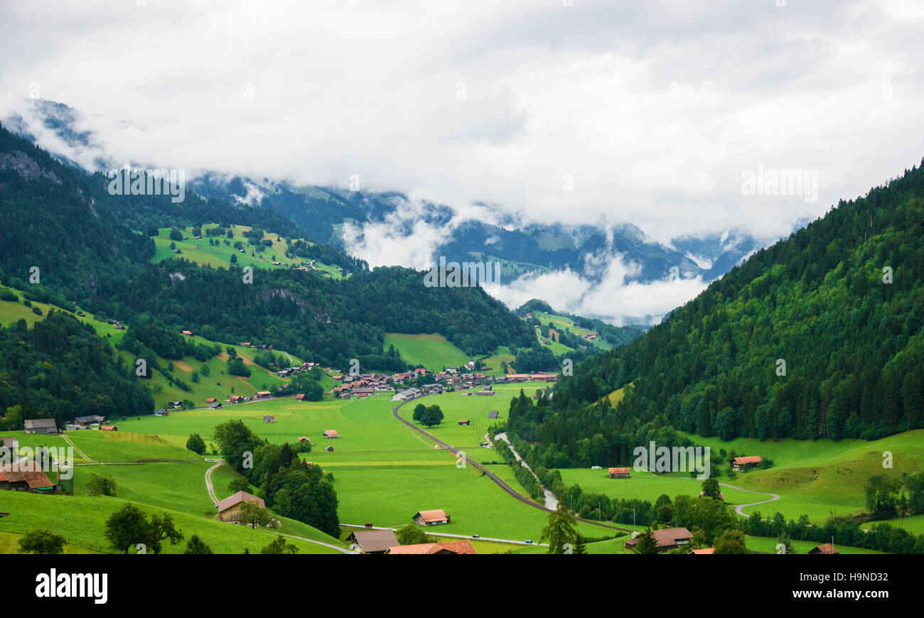 Dorf in Boltigen mit Schweizer Alpen am Jaun-Pass in Freiburg Schweiz. Stockfoto