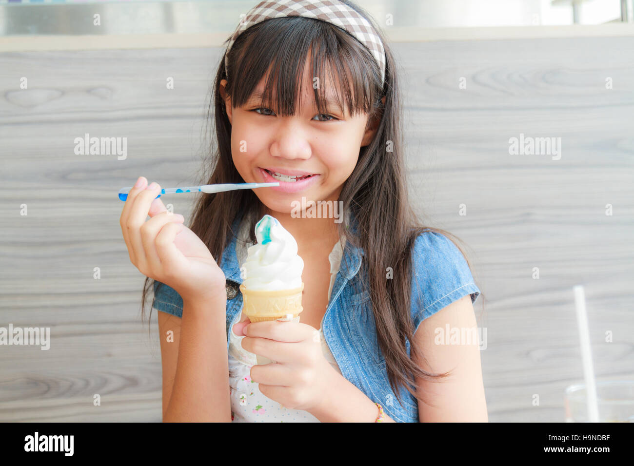 Asien Mädchen Eis essen im Restaurant. Stockfoto