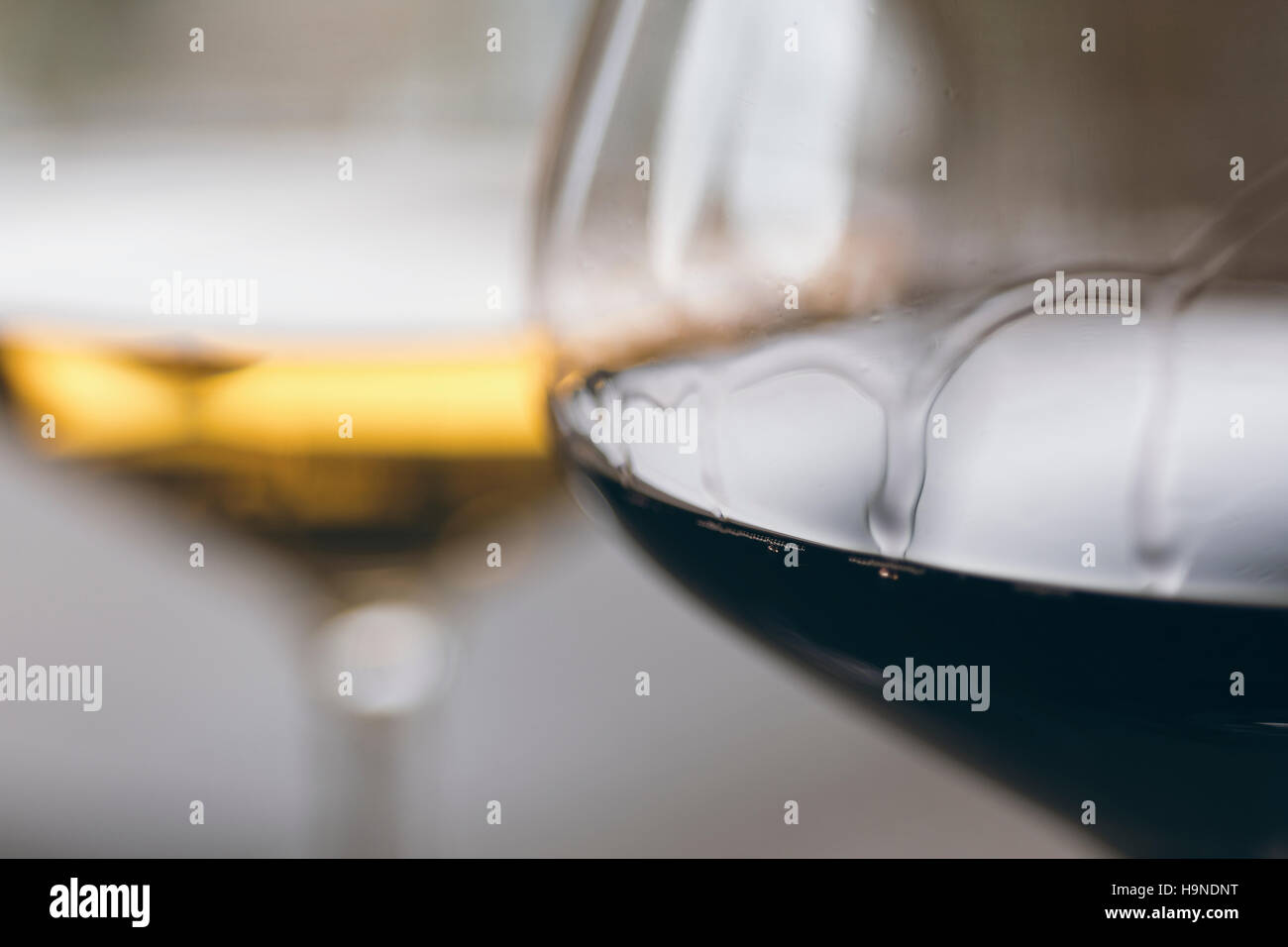 Gläser von roten und weißen Wein schließen sich Stockfoto