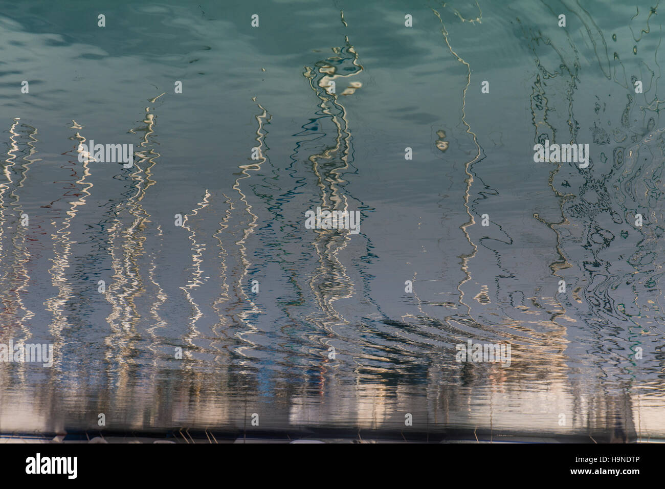 verzerrtes Spiegelbild der Boote im Wasser am Yachthafen Stockfoto