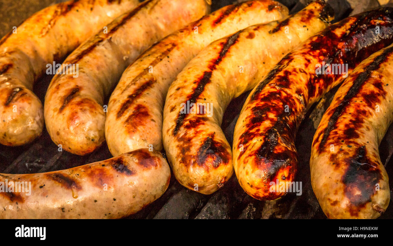 Plump Link Würstchen brutzeln auf dem grill Stockfoto