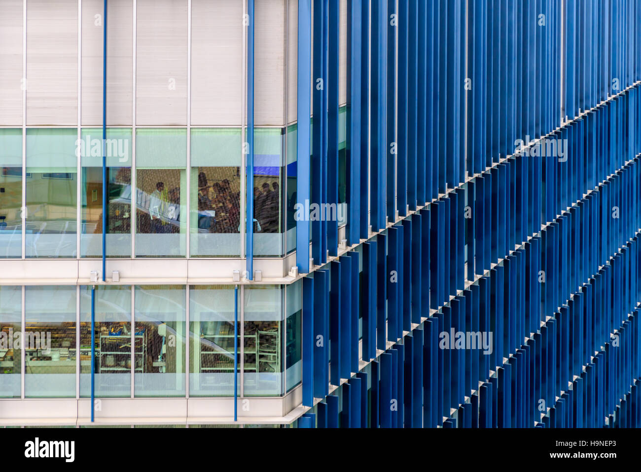 Modernes Bürogebäude mit blue Fin Muster Stockfoto