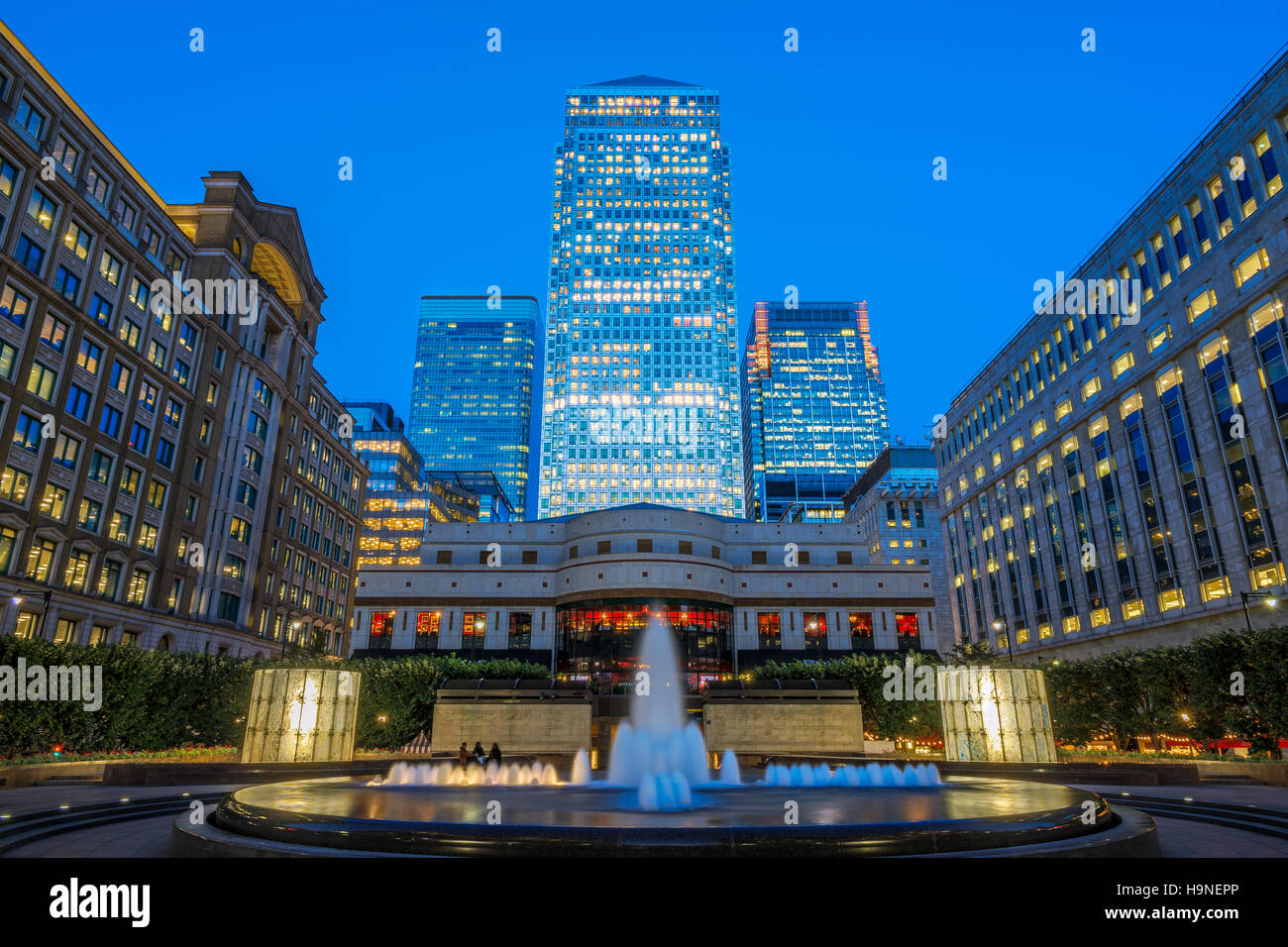 Beleuchtete Bürogebäude in Canary Wharf, finanziellen Bezirk von London Stockfoto