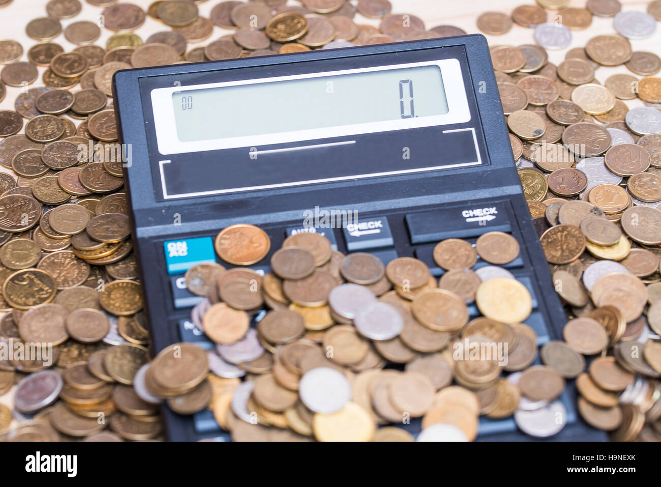 Rechner und einen Stapel von Münzen - polnische Währung zloty Stockfoto