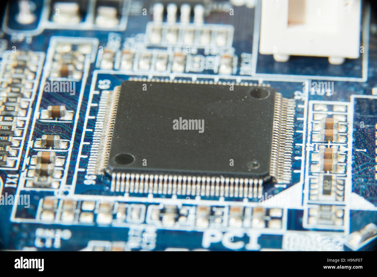 Elektronikplatine hautnah. Blaue PCB Stockfoto