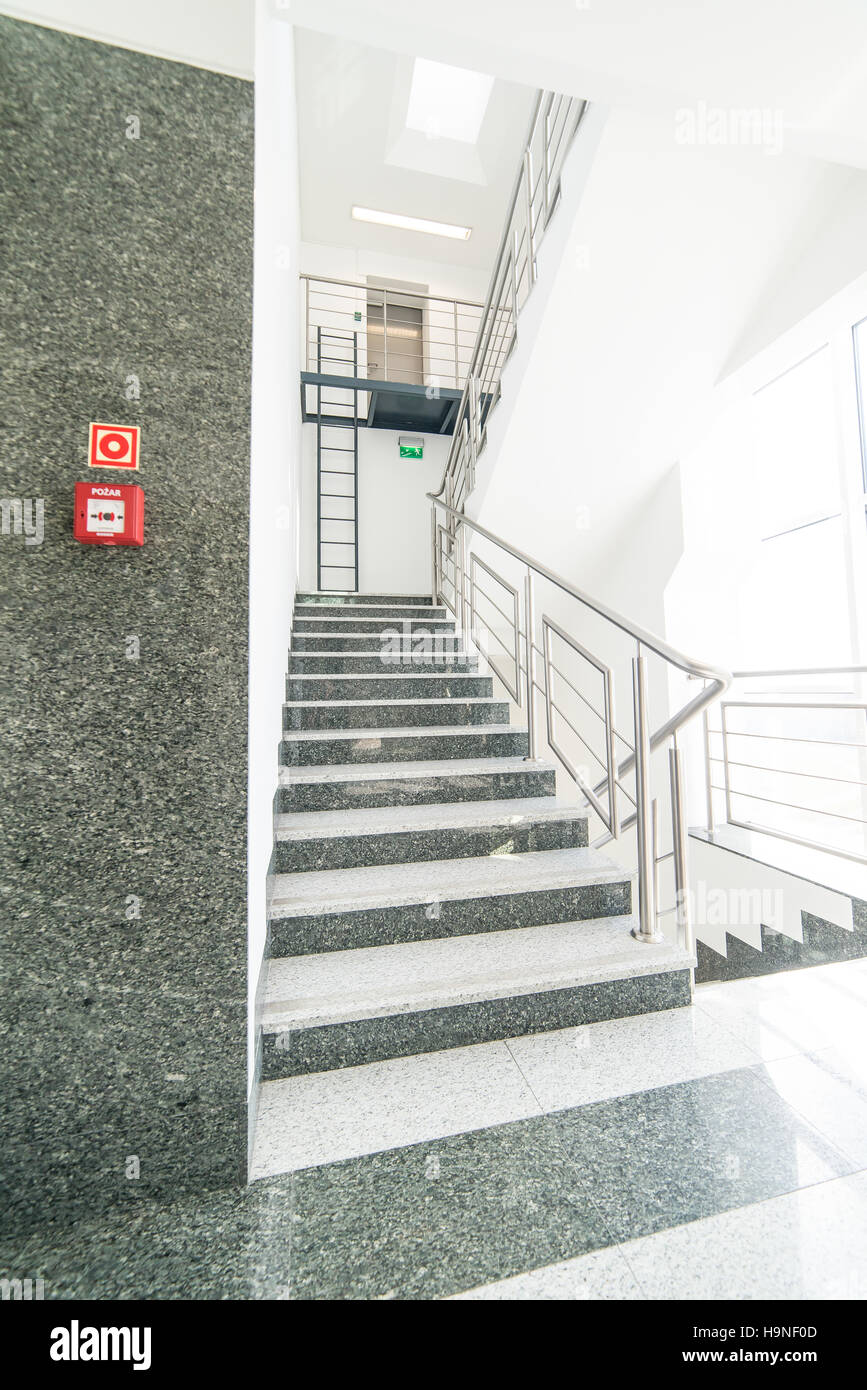 Treppe - Korridor-geschossige Bürogebäude Stockfoto