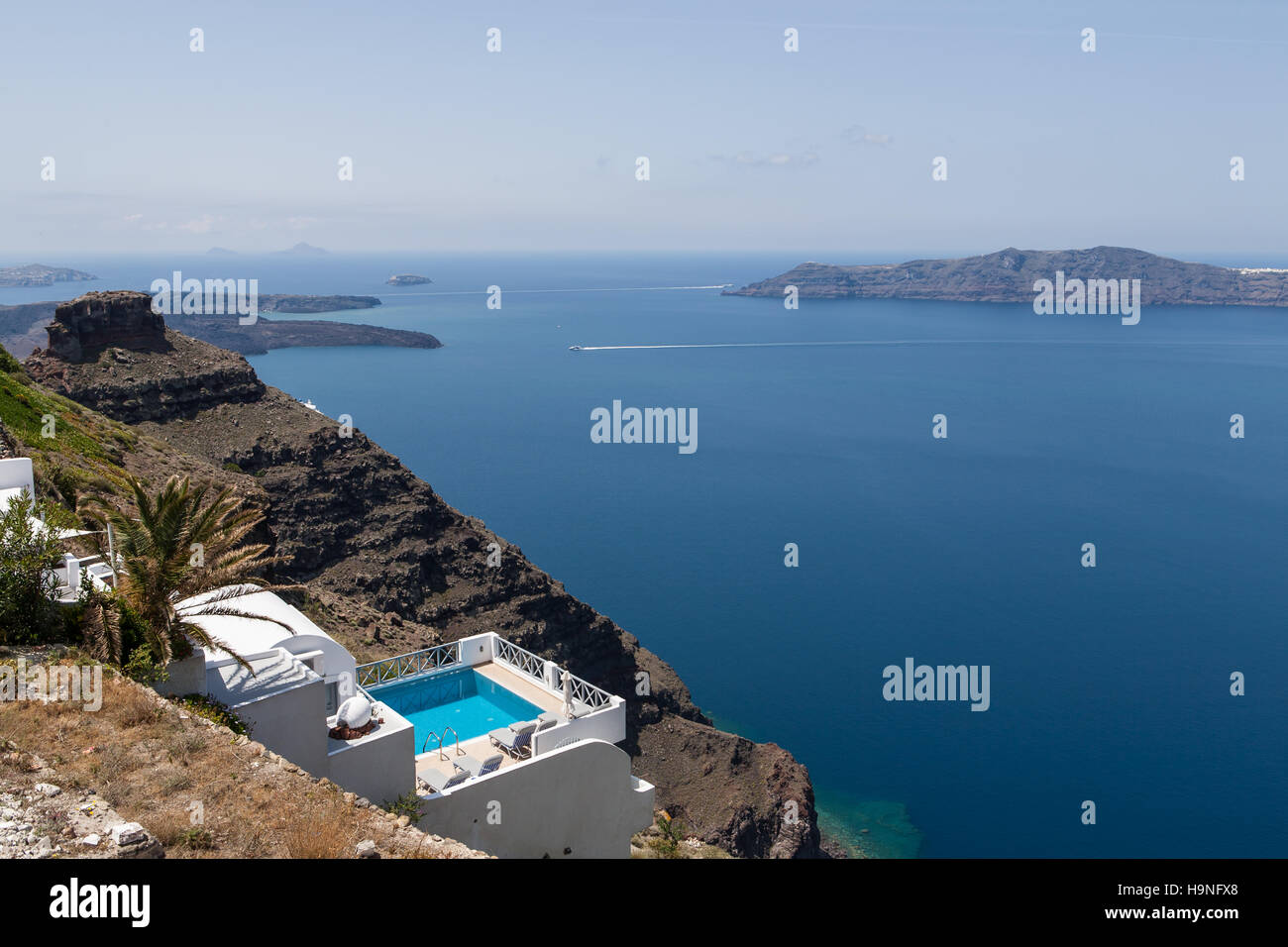 Cliff Edge Hotel mit Swimmingpool mit Blick auf das Mittelmeer in Imerovigli, Santorin, Griechenland Stockfoto