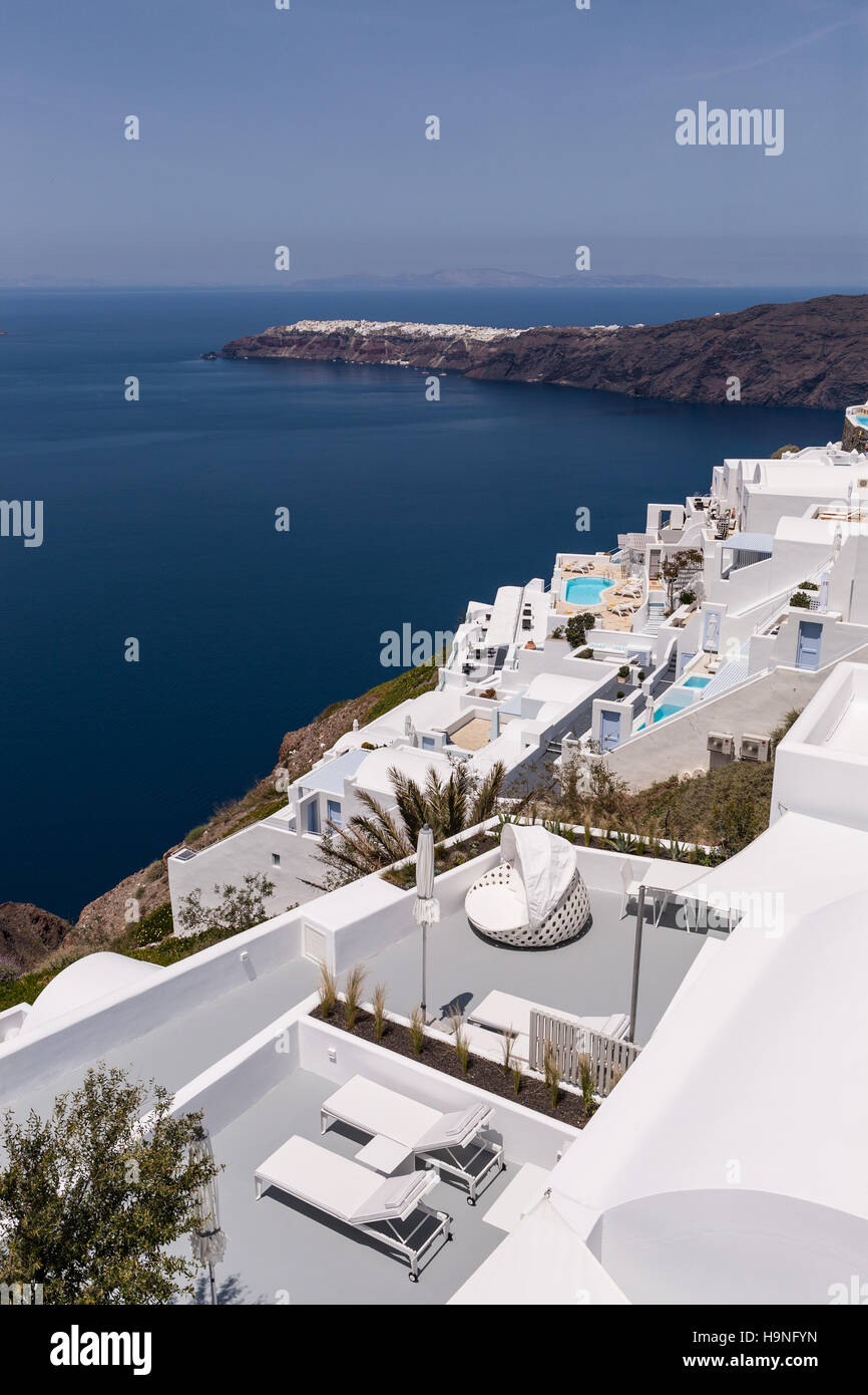 Panoramablick über die Stadt Imerovigli am Rande des Vulkankraters in Santorini Stockfoto