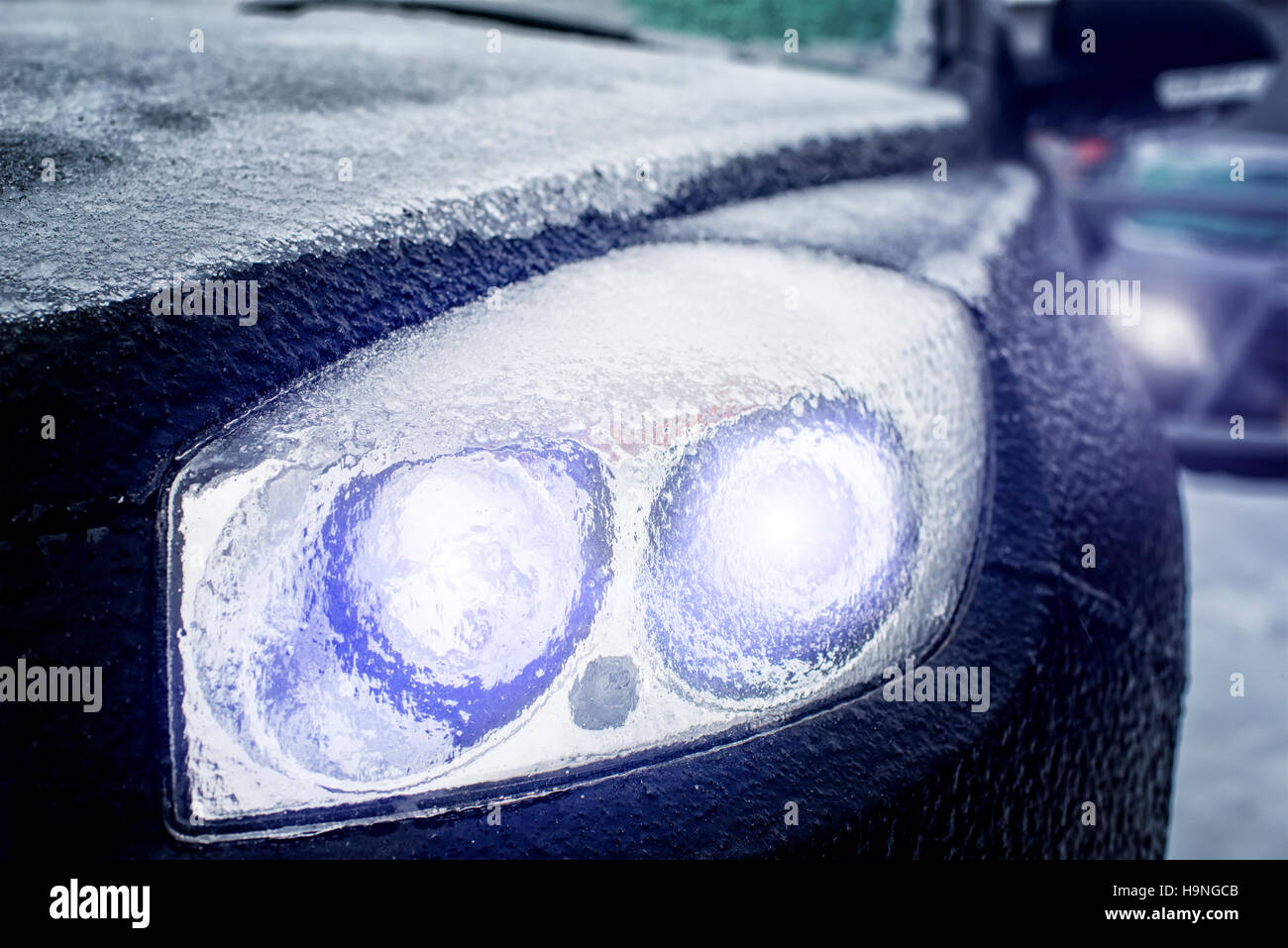 leuchtende eisigen Autoscheinwerfer Stockfoto