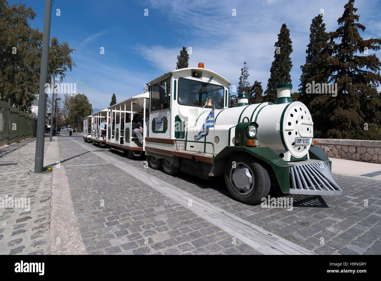 Sightseeing-Zug um Akropolis in Plaka, Athen, Griechenland Stockfoto