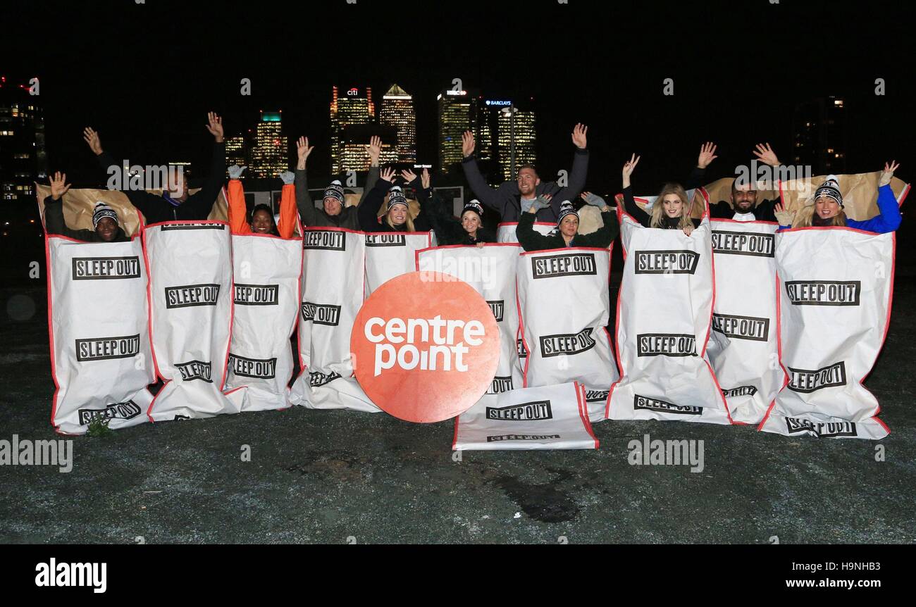 Prominente und andere Gäste bereiten Sie in eine "Sleep Out"-Spendenaktion für Centrepoint, einem Chariy teilzunehmen, das hilft junge Obdachlosen am Greenwich Halbinsel Quay, London. Stockfoto