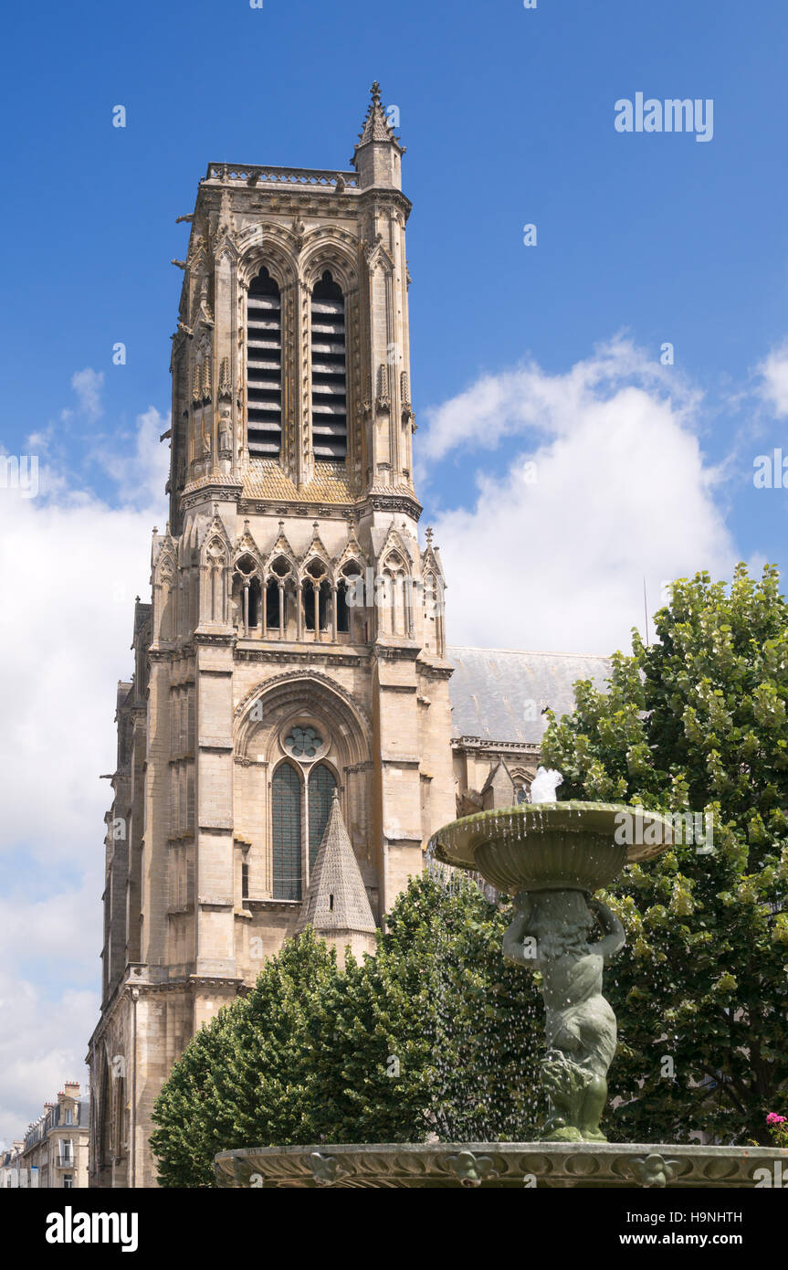 Brunnen und der Turm der Kathedrale von St-Gervais und St-Protais, Soissons, Picardie, Frankreich, Europa Stockfoto
