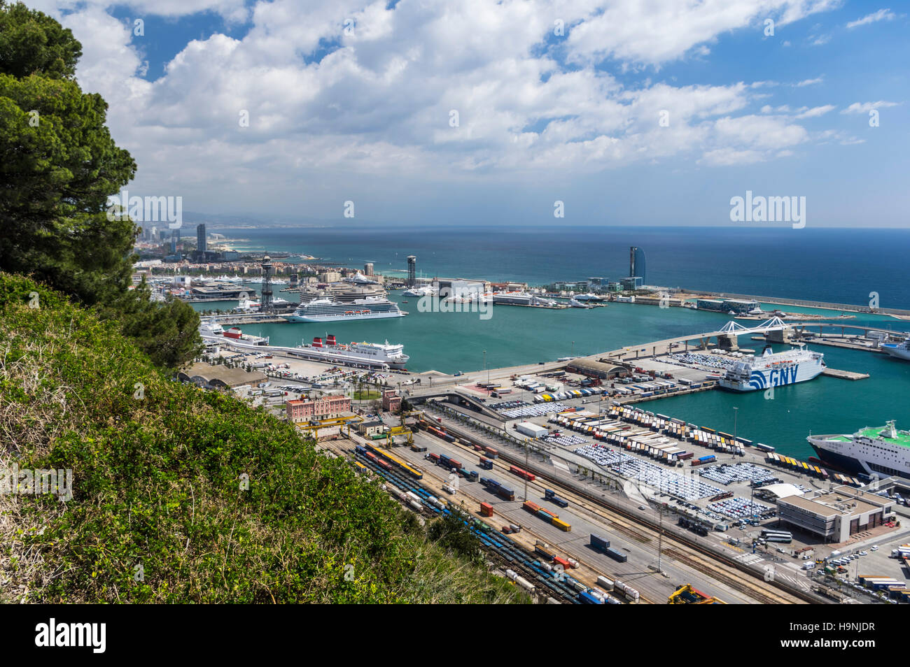 Blick auf den Hafen von Barcelona, Katalonien, Spanien, von oben. Stockfoto