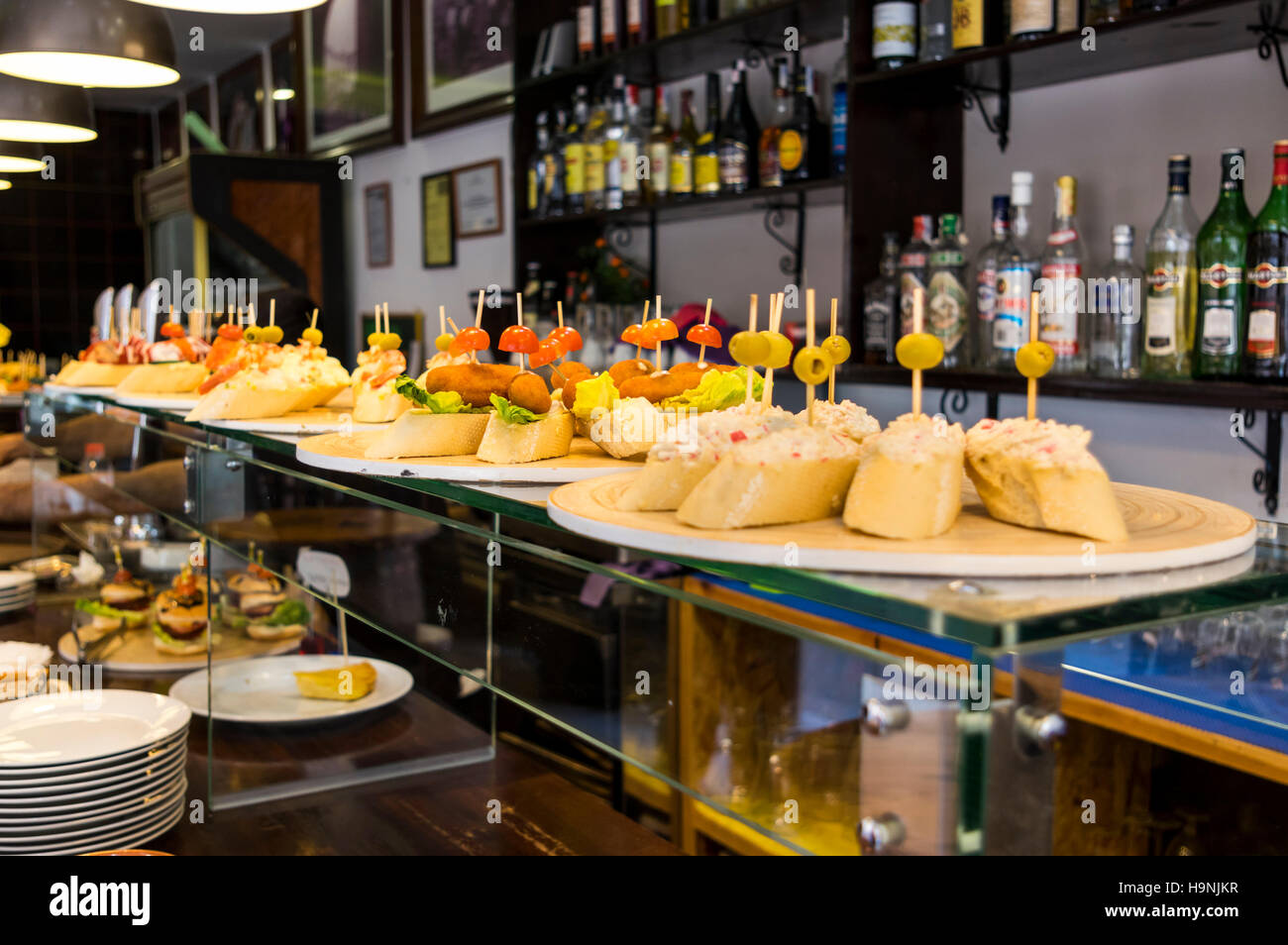 Teller voller Tapas in einem Restaurant in Barcelona, Katalonien, Spanien. Stockfoto
