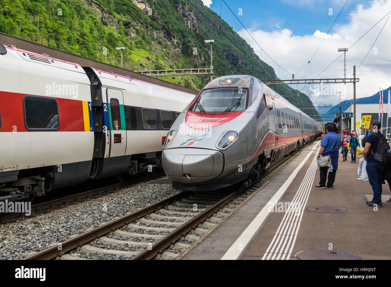 Alstom ETR 610 Hochgeschwindigkeitszug von Trenitalia Ankunft am Bahnhof von Biasca, Tessin, Schweiz betrieben. Stockfoto