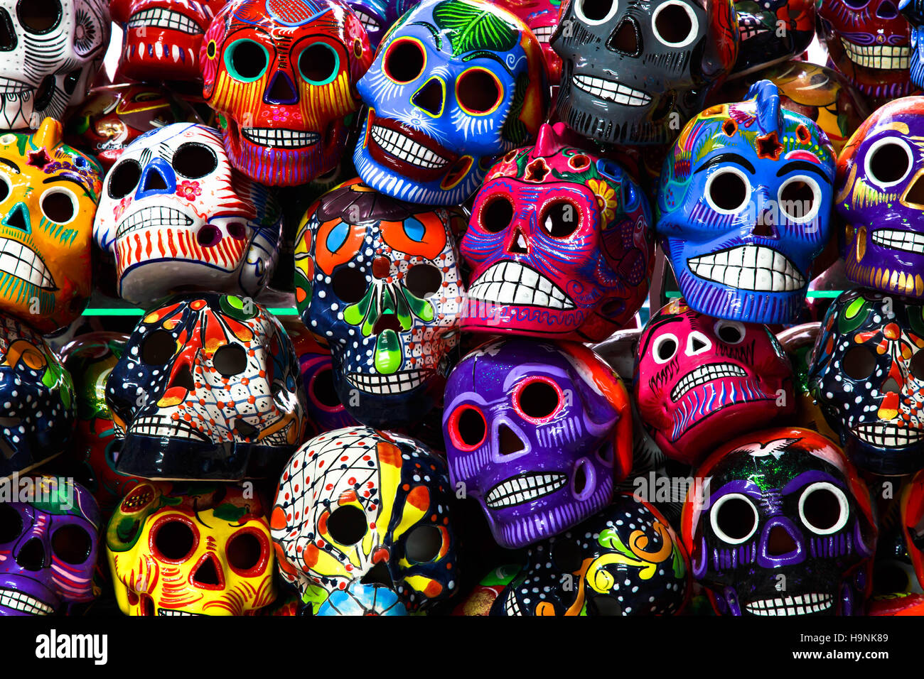 Mexikanische bunte Schädel. Mexikanische/Spanischer Keramik Töpferei Tag der Toten (Dia de los Muertos) Schädel. Stockfoto