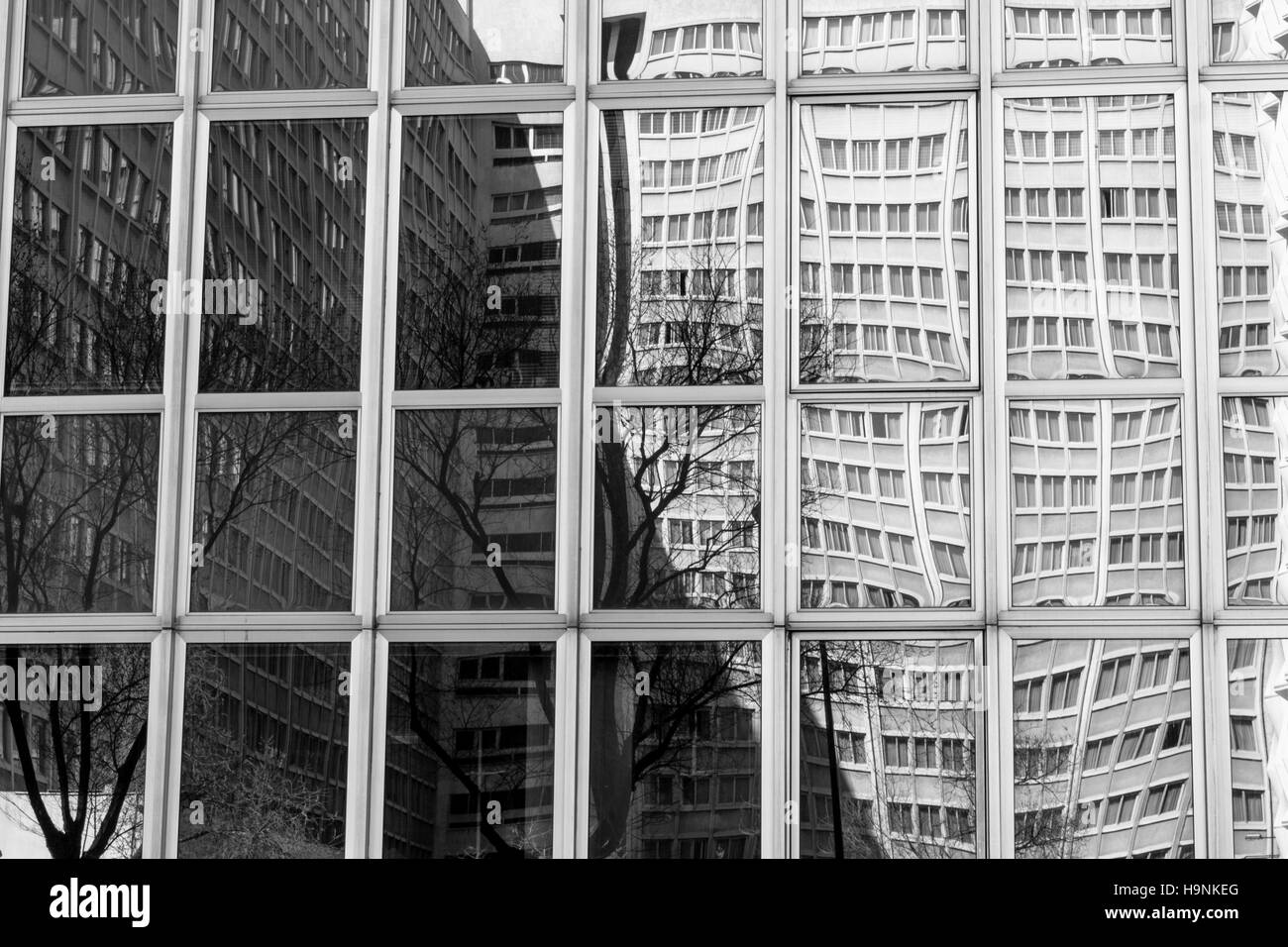 Schatten und Licht Reflexionen zwischen den Gebäuden in der Stadt Stockfoto