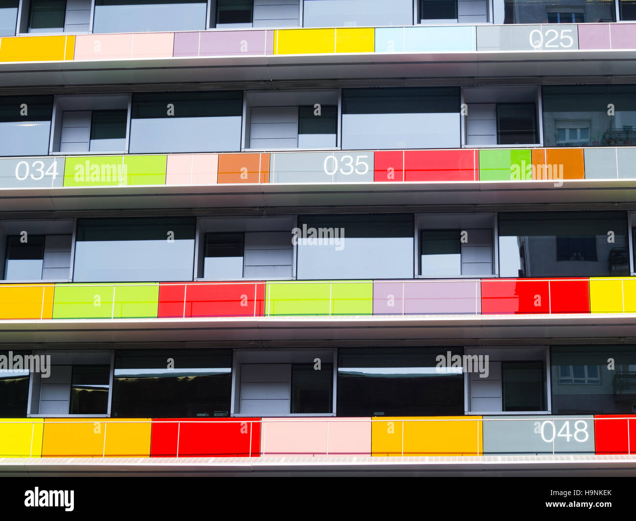 Modernes Wohnhaus mit Terrassen mit farbigem Glas Stockfoto