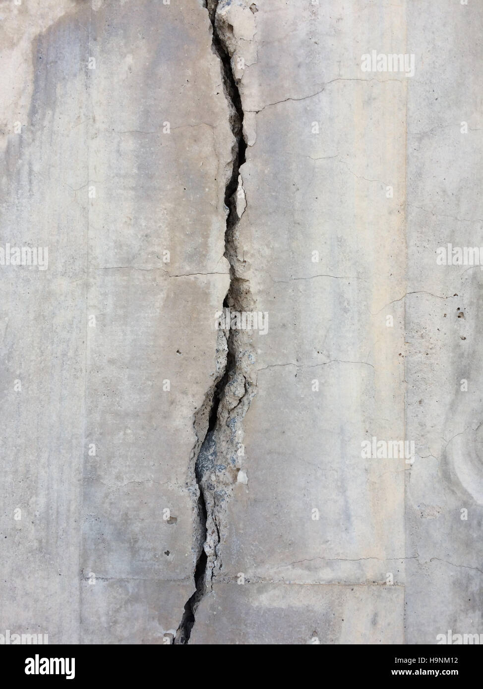 gerissenen Beton Textur - Riss auf Stein Hintergrund Stockfoto