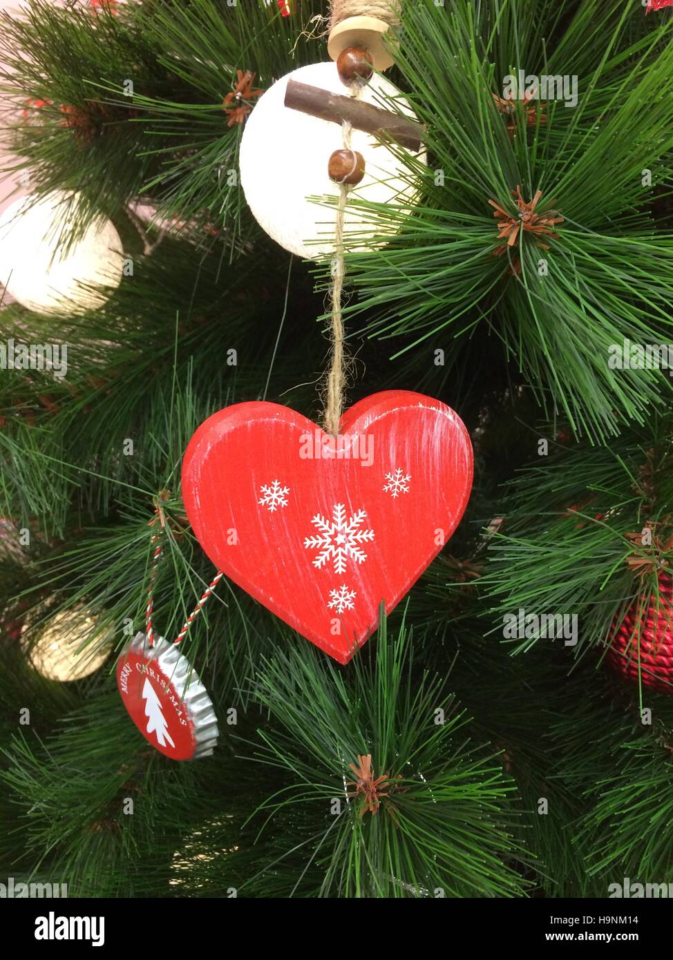 Herz am Weihnachtsbaum - Frohe Weihnachten Dekoration Stockfoto