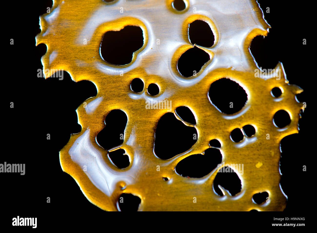 Nahaufnahme Detail von Marihuana Öl Konzentrat aka ' Zertrümmern ' auf schwarzem Hintergrund isoliert Stockfoto