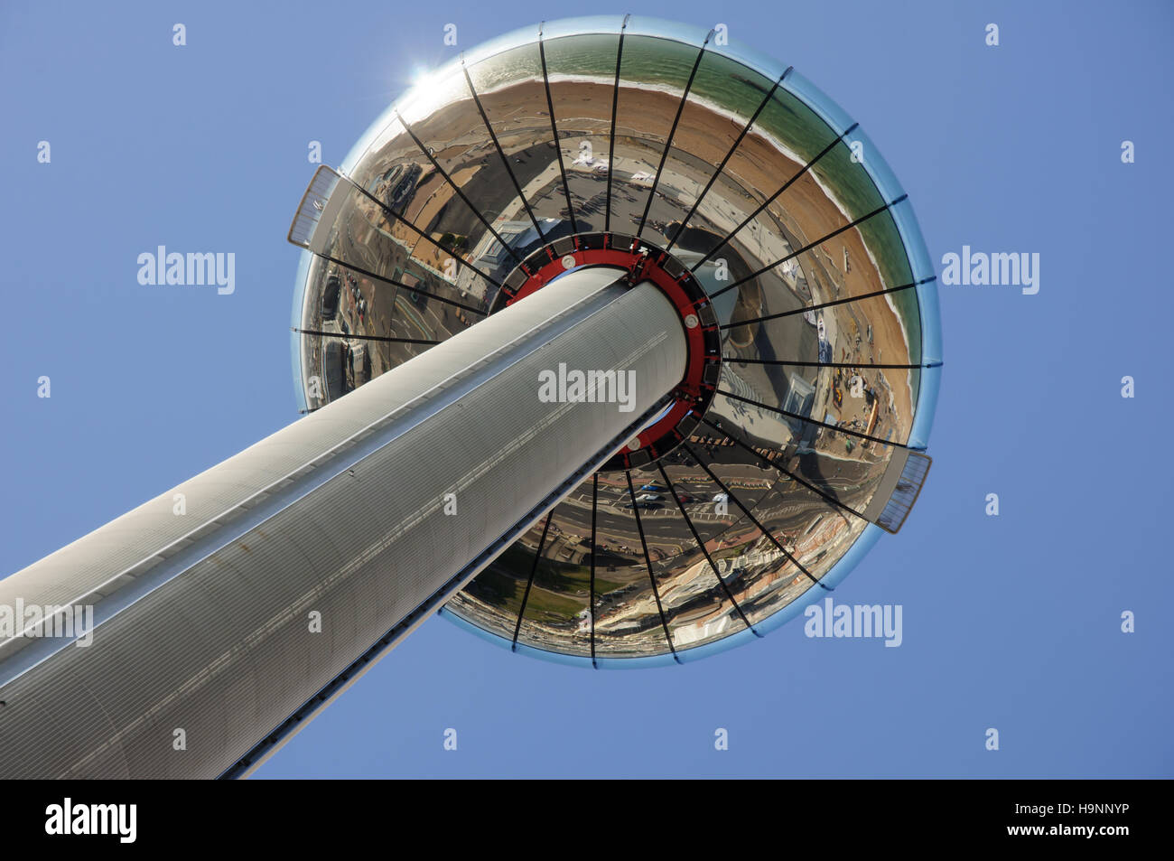 Brightons neues i360 beweglichen Aussichtsturm, zeigt die Unterseite blickte Brighton Meer widerspiegelt. Stockfoto