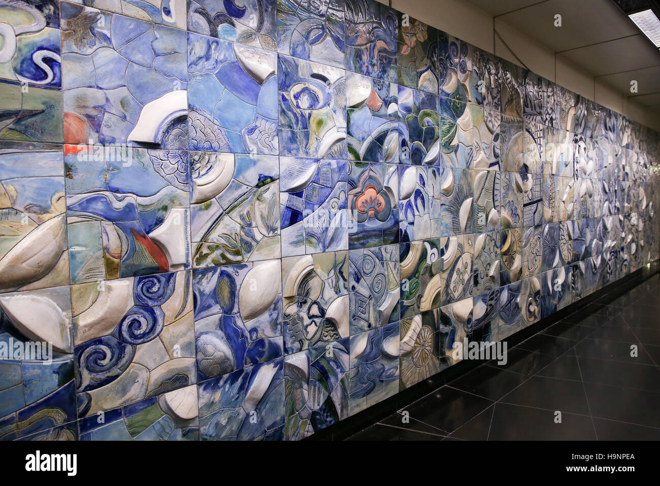 Wand aus Fliesen mit Relief und bunte abstrakte Muster Stockfoto