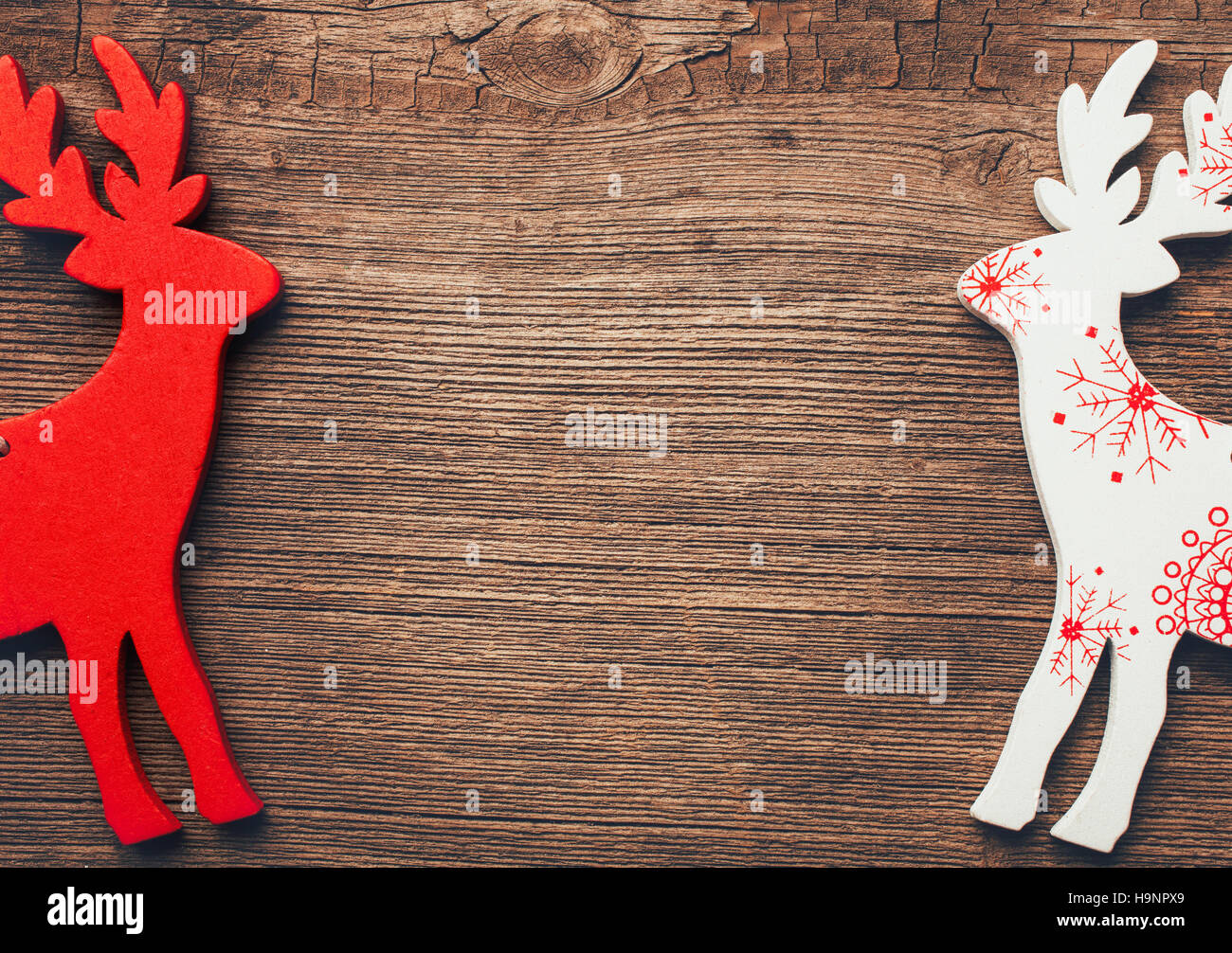 Zwei Weihnachten Rentier auf hölzernen Hintergrund Stockfoto