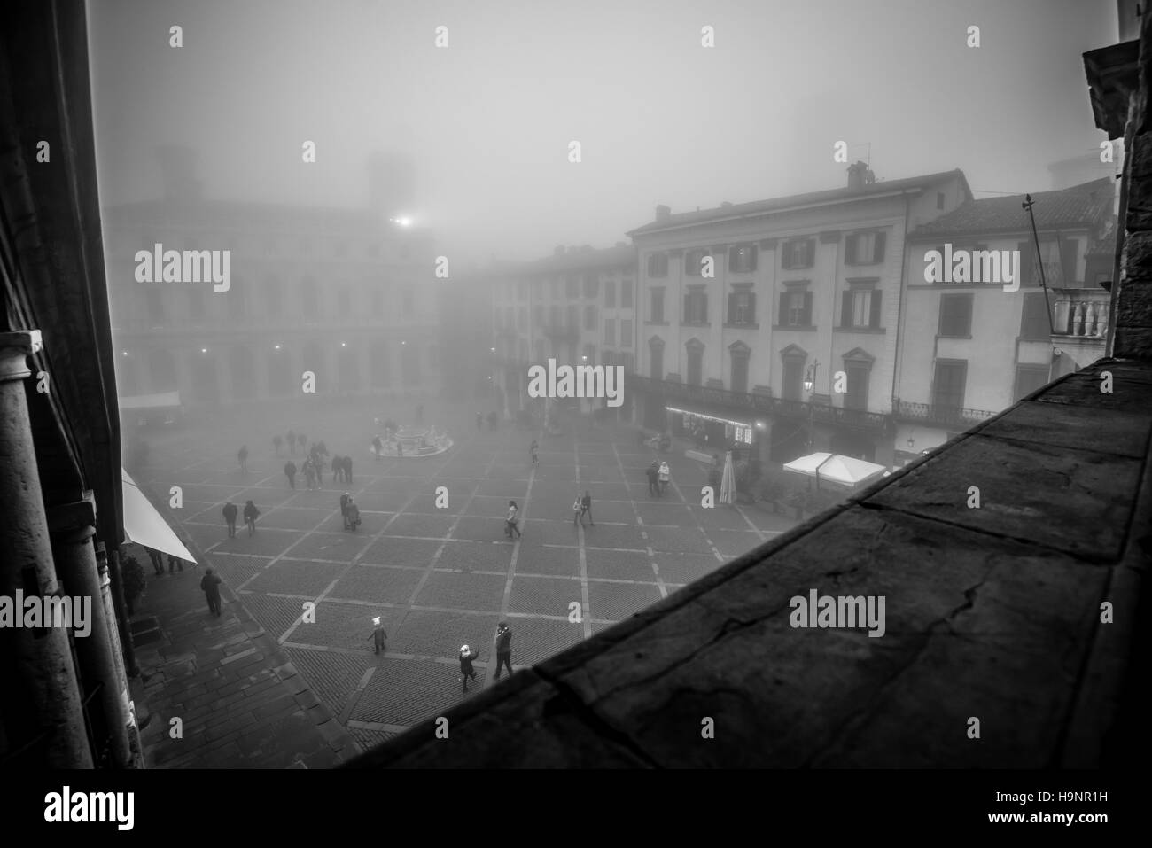 Bergamo Altstadt "Città Alta" Italien an einem nebligen Tag - Piazza Vecchia (alte Piazza) Stockfoto