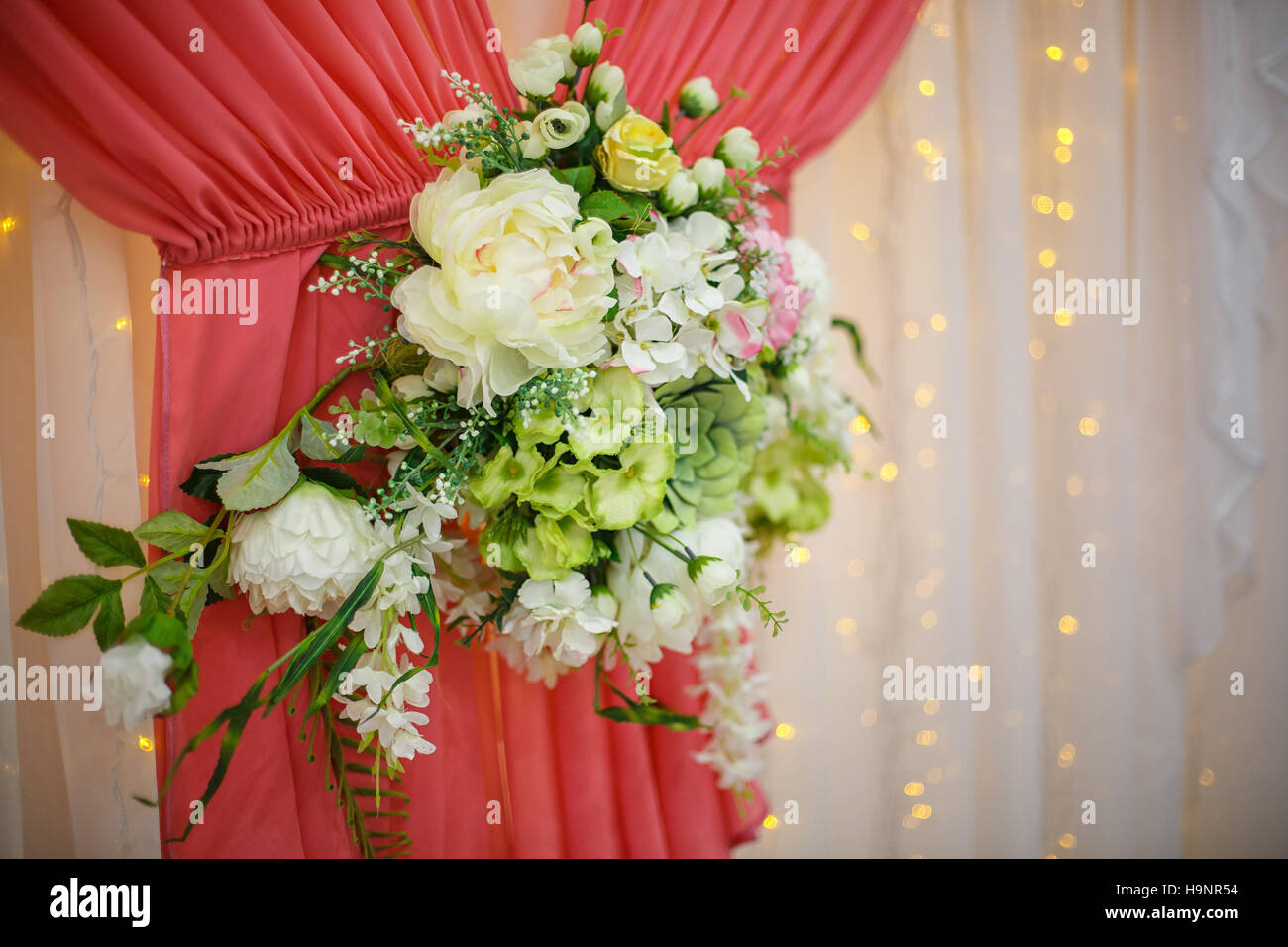 festliche Hochzeit Blumenschmuck an der Wand Stockfoto