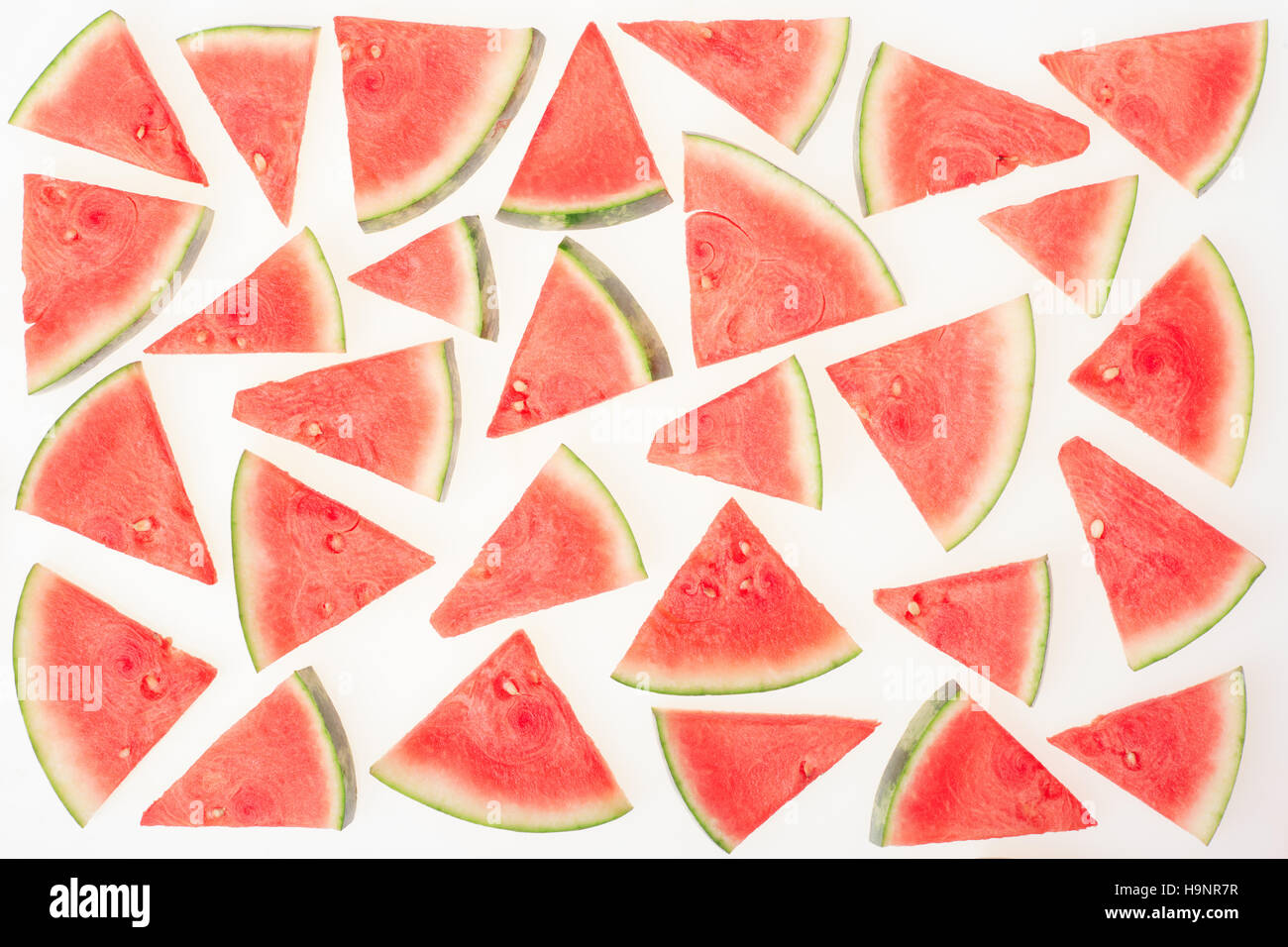 Dreieckigen Scheiben Wassermelone auf weiß Stockfoto