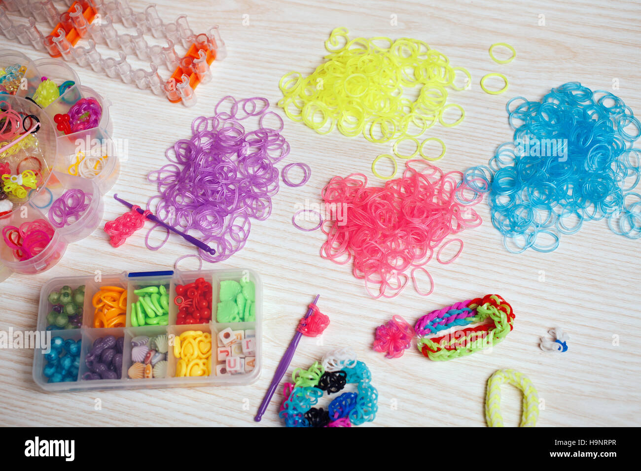 farbige Gummibänder und Geräte für das Weben von Kautschukarmband Stockfoto