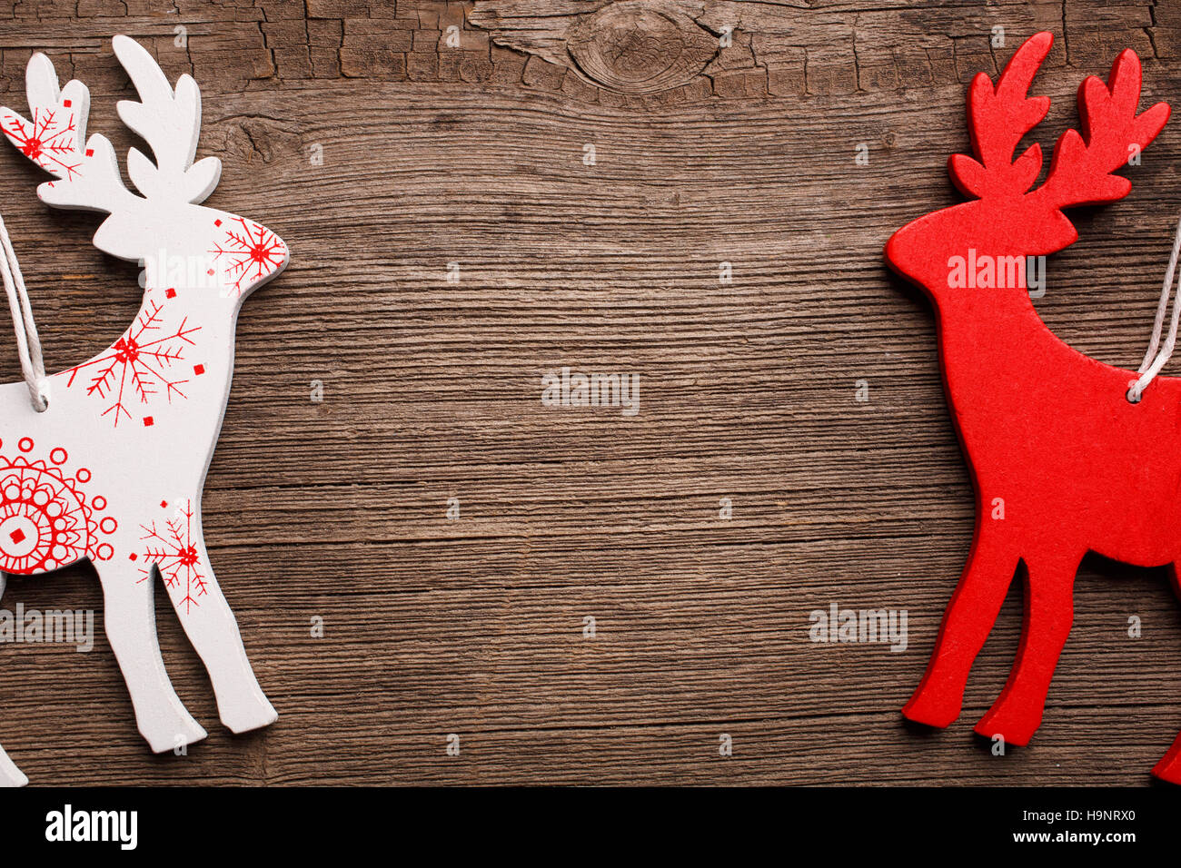 Zwei Weihnachten Rentier auf hölzernen Hintergrund Stockfoto