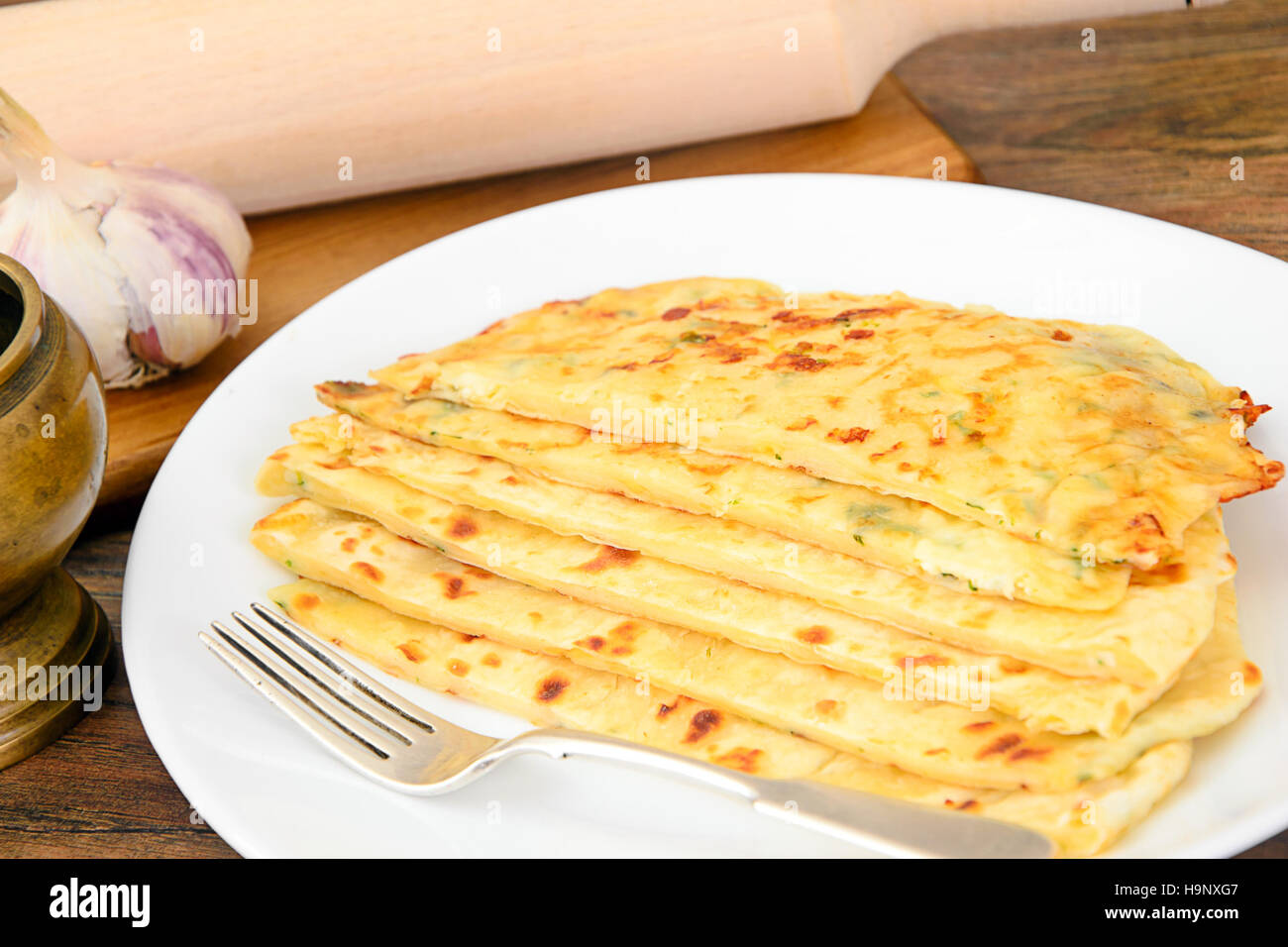 Tortilla mit Käse, Khachapuri. Georgische traditionelle National Stockfoto