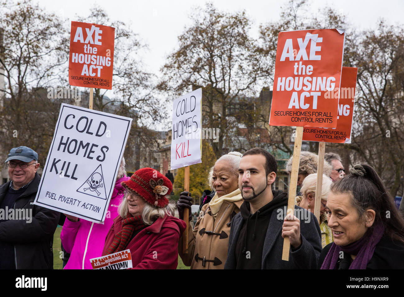 London, UK. 23. November 2016. Demonstranten in Parliament Square fordern die axing des Gehäuses und der Planung Act. Stockfoto