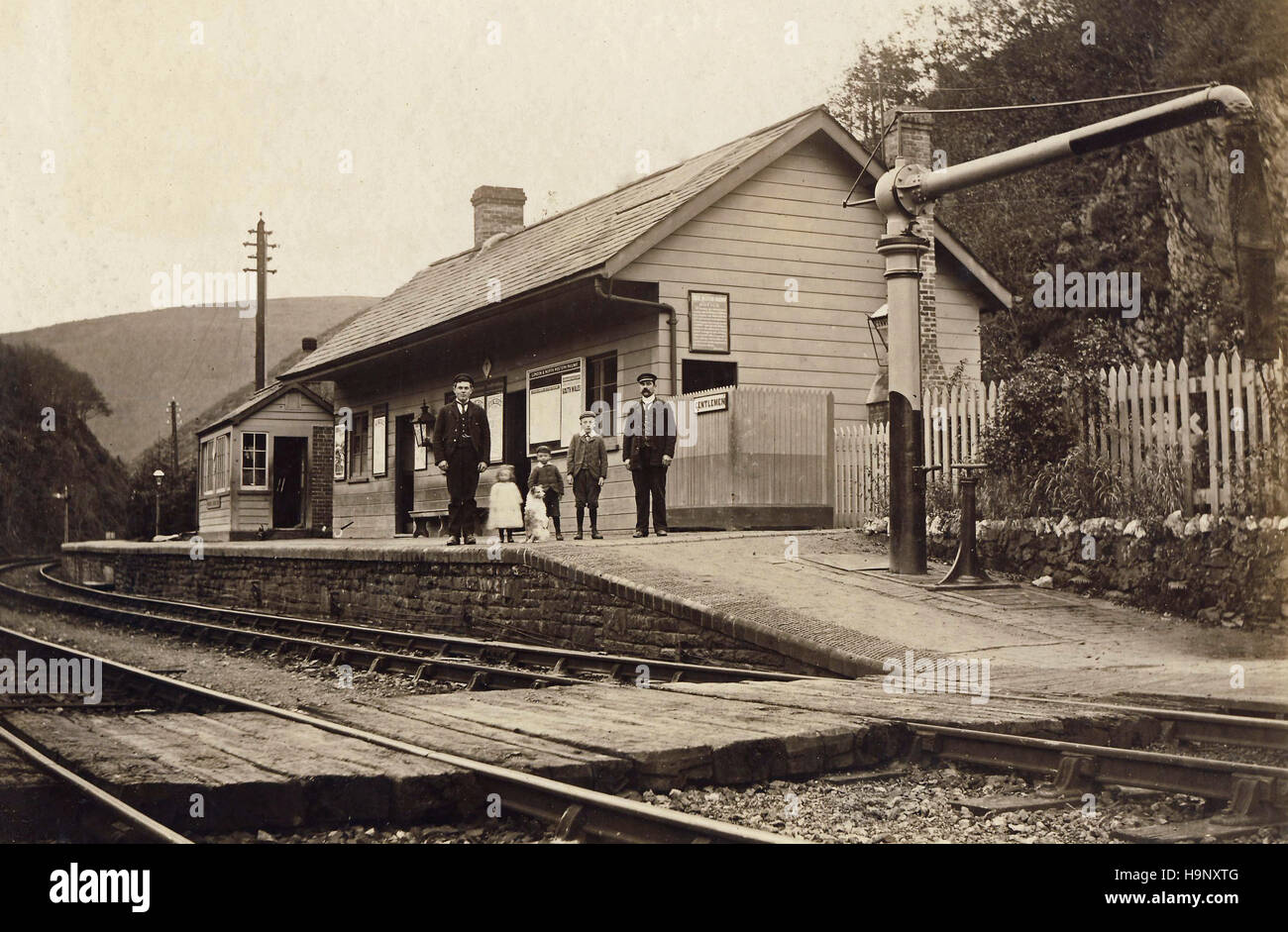 Historisches Archiv Bild der Gruppe stand auf der Plattform der LNWR / GWR Bahnhof, Wales. c1900s Stockfoto