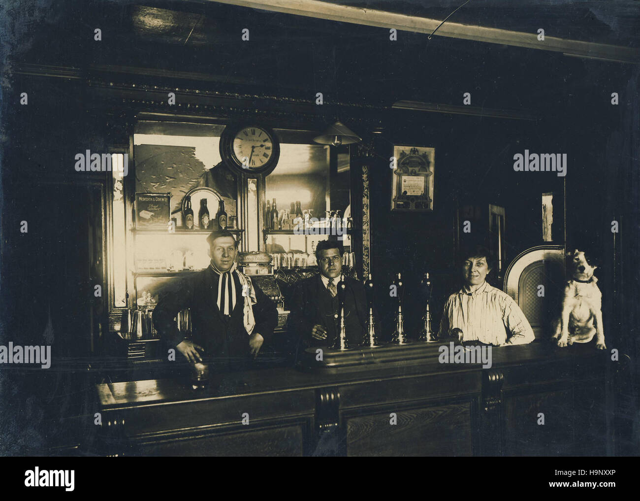 Historisches Archiv Bild der Gastwirtschaft Interieur. Kitcheners Arme, Windsor. c1920. Stockfoto