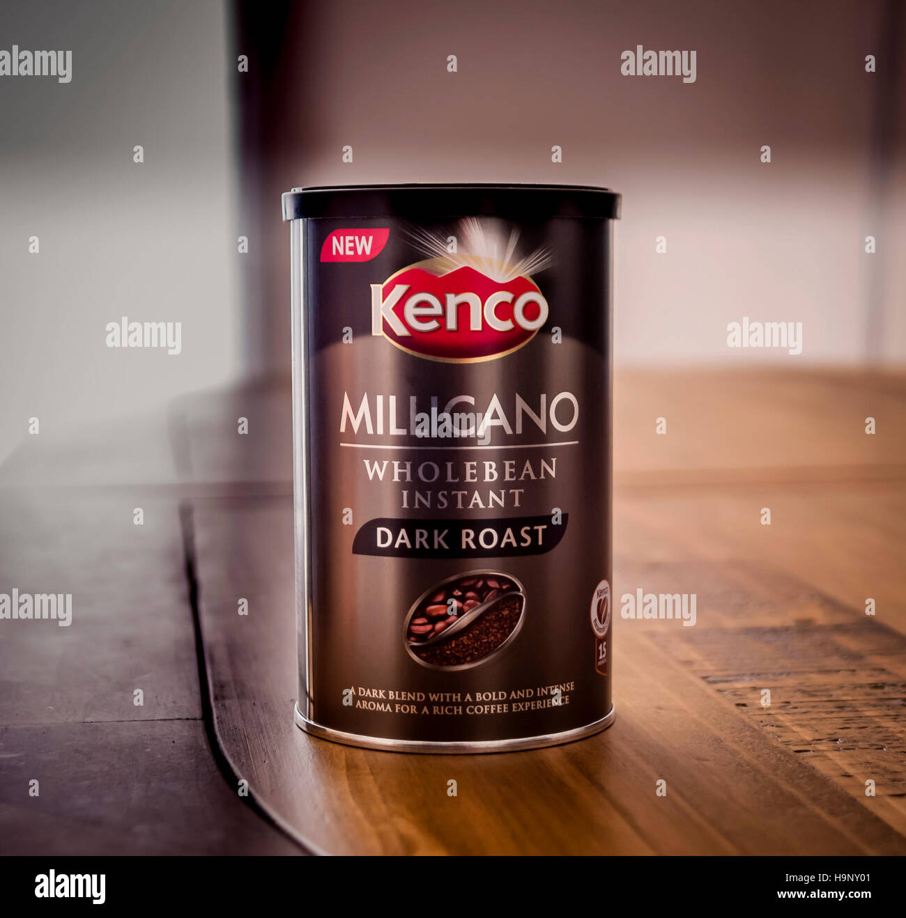 Kenco Kaffee Zinn, dunkle Röstung Granulat in Container. Stockfoto