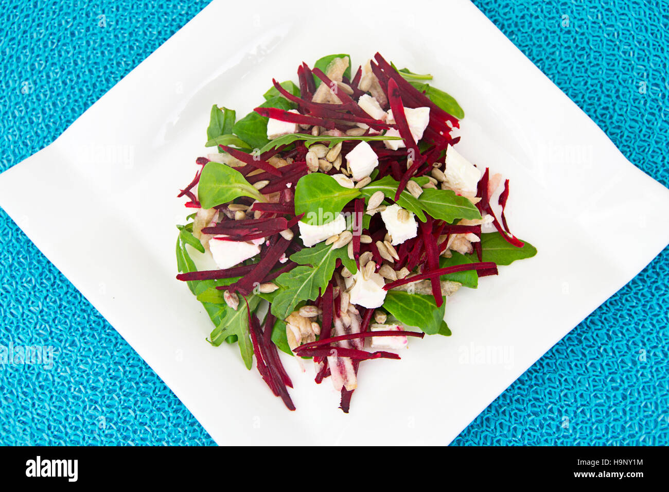 Salat von rohen Rüben, Birnen, Rucola, Wurzeln, Sonnenblumenkerne und c Stockfoto