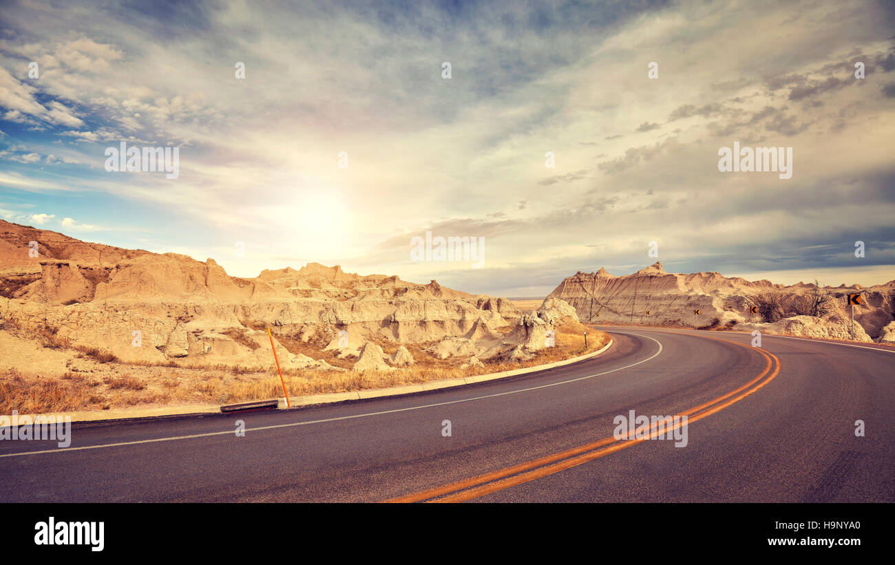 Vintage getönten Wüstenstraße kurz vor Sonnenuntergang, Reisekonzept, USA. Stockfoto