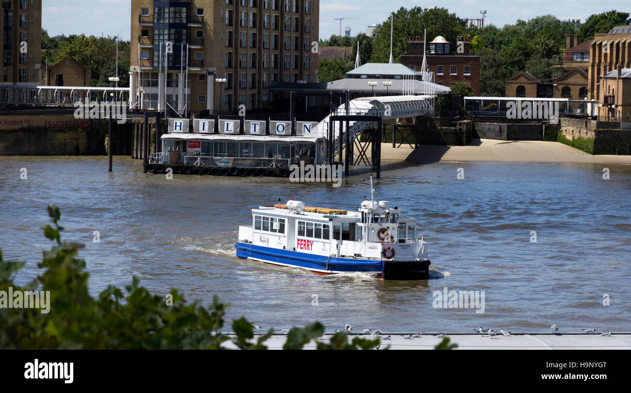 Thames Clippers Fähre Canary Wharf Pier, Doubletree Docklands Nelson Dock Pier in Richtung verlassen.  14. Juli 2014. Stockfoto