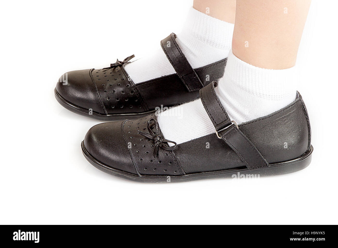 junge schule studentin mit schwarzen schuhen h9nyk5