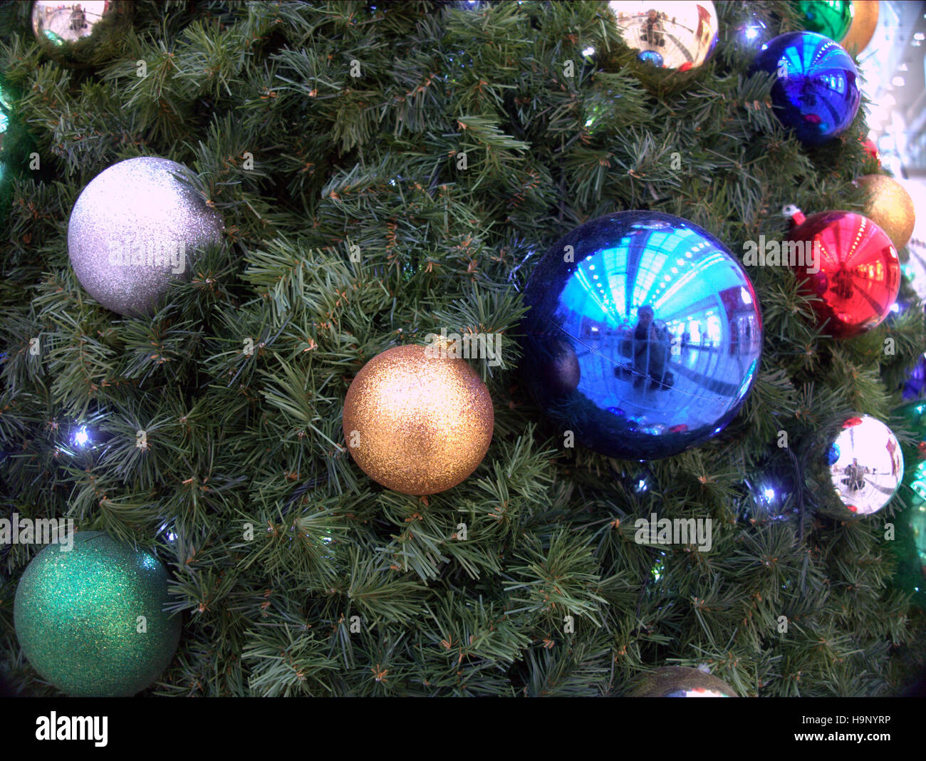 geschmackvoll eingerichtete Weihnachtsbaum mit Bändern und Kugeln Stockfoto