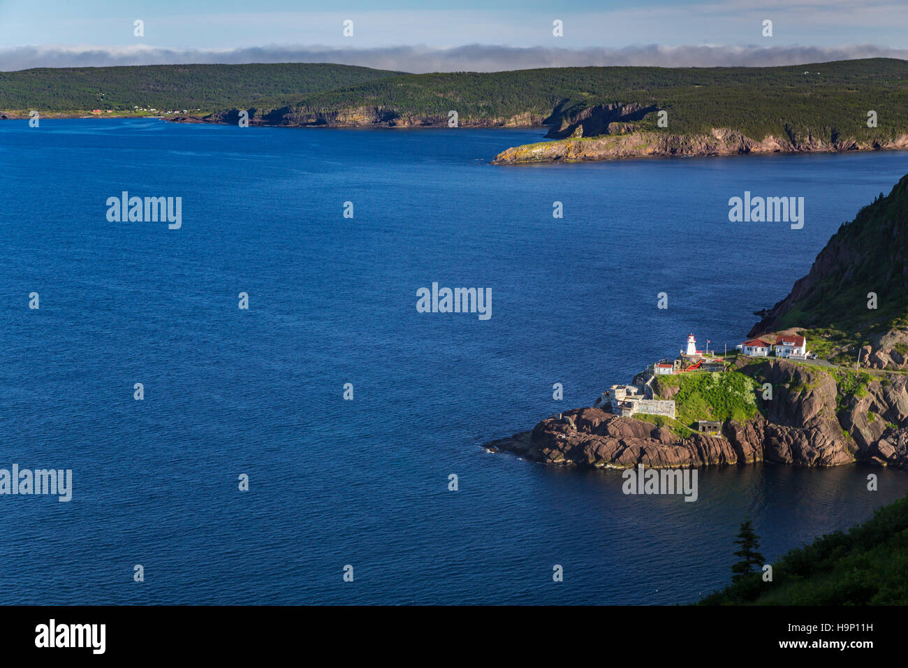 Die zerklüftete Küste und Fort Amherst vom Signal Hill, St. Johns Neufundland und Labrador, Kanada. Stockfoto