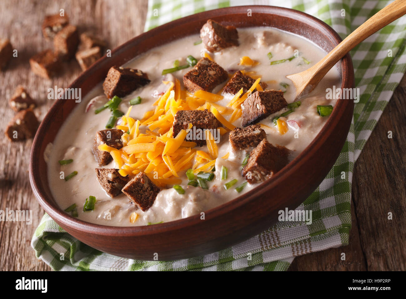 Deutsches Bier-Suppe mit Käse und Croutons in Großaufnahme Schüssel auf dem Tisch. horizontale Stockfoto