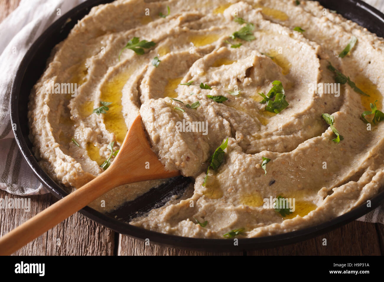 Arabische Vorspeise: Baba Ghanoush Makro in einem Teller auf den Tisch. horizontale Stockfoto