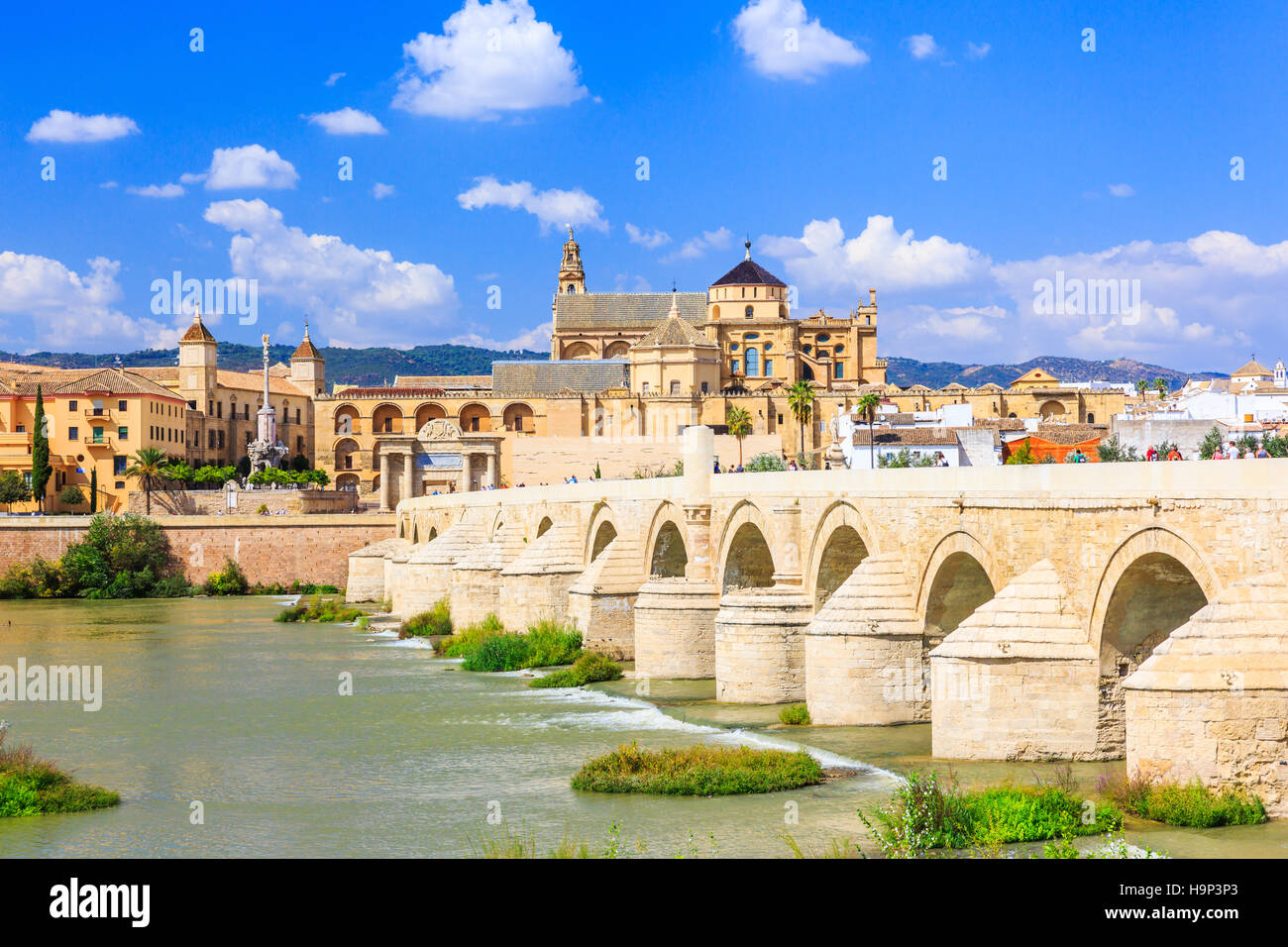 Córdoba, Spanien. Römische Brücke und Moschee-Kathedrale am Fluss Guadalquivir. Stockfoto