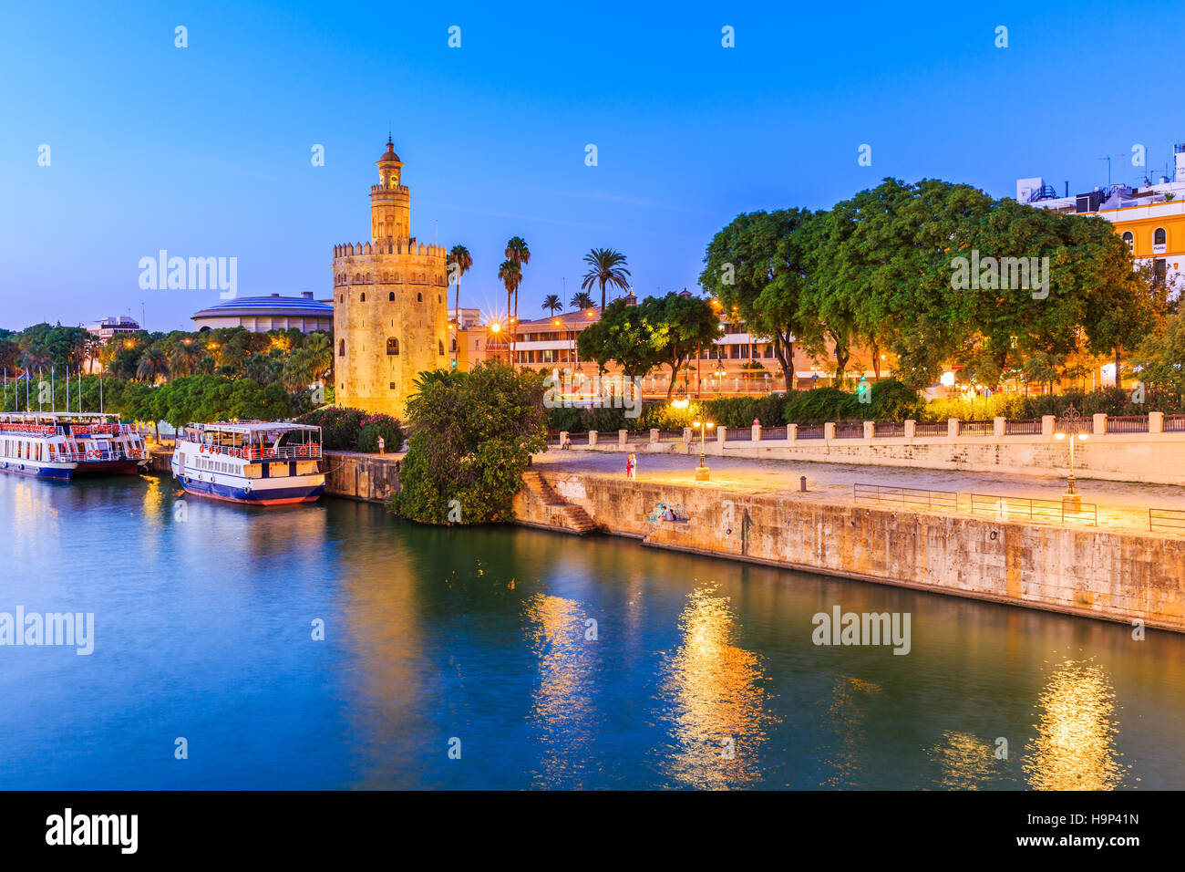 Sevilla, Spanien. Guadalquivir und goldenen Turm (Torre del Oro) Stockfoto