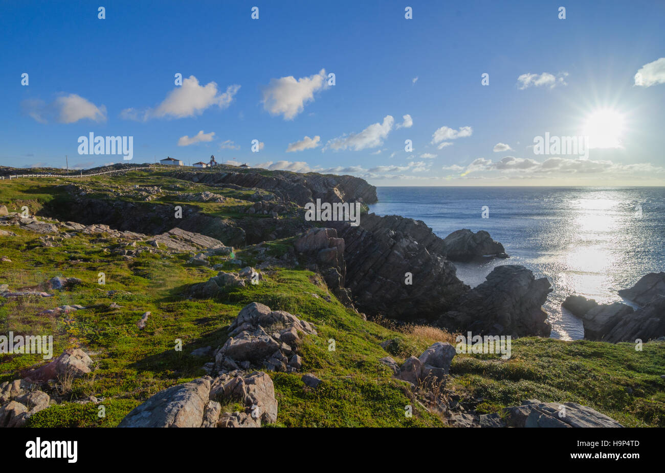 Küste von Cape Bona Vista in Neufundland, Kanada.  Leuchtturm-Station auf das Ende des Kaps vor uns am Horizont. Stockfoto